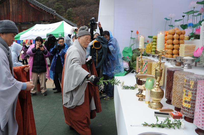 2012.01.19_법주사 범행대종사 다비식, 보성스님 헌화